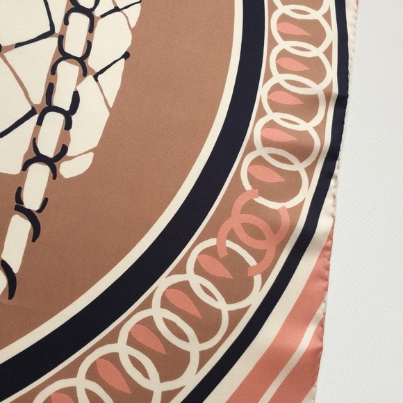 CHANEL IVORY BAG GEOMETRICSCARF 100% Silk - Picture 5 of 7